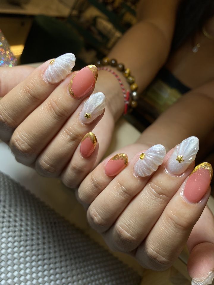 Nail art kerang dan koral, bentuk almond