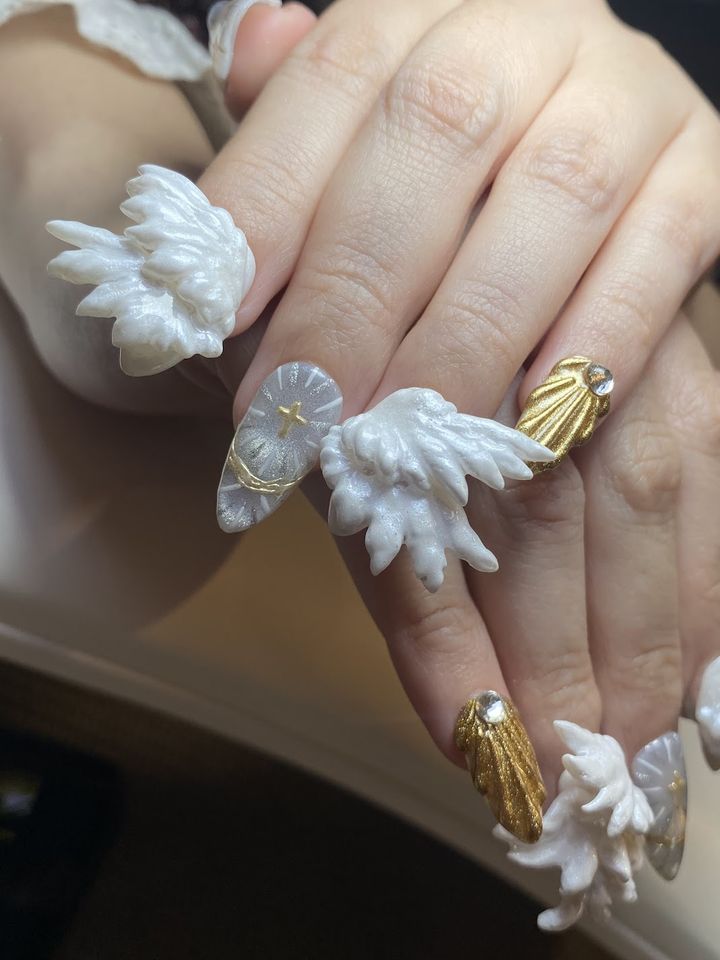 Nail art 3D sayap putih dengan emas