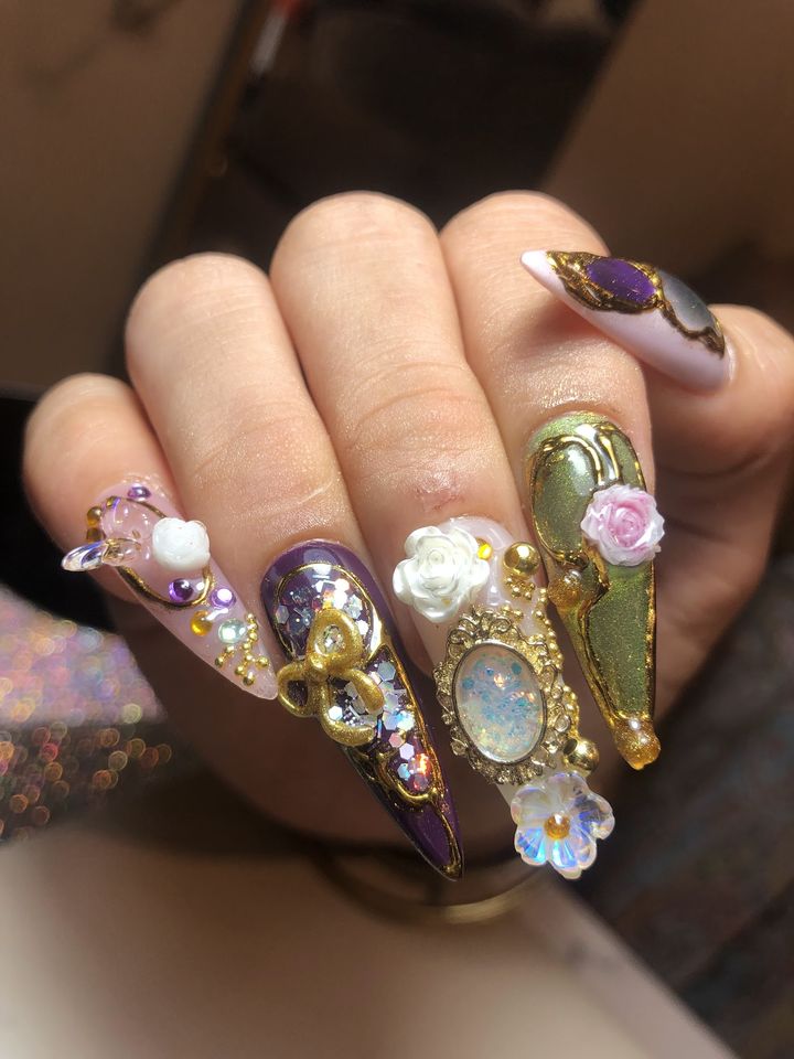 Nail art 3D berpermata ungu dan emas