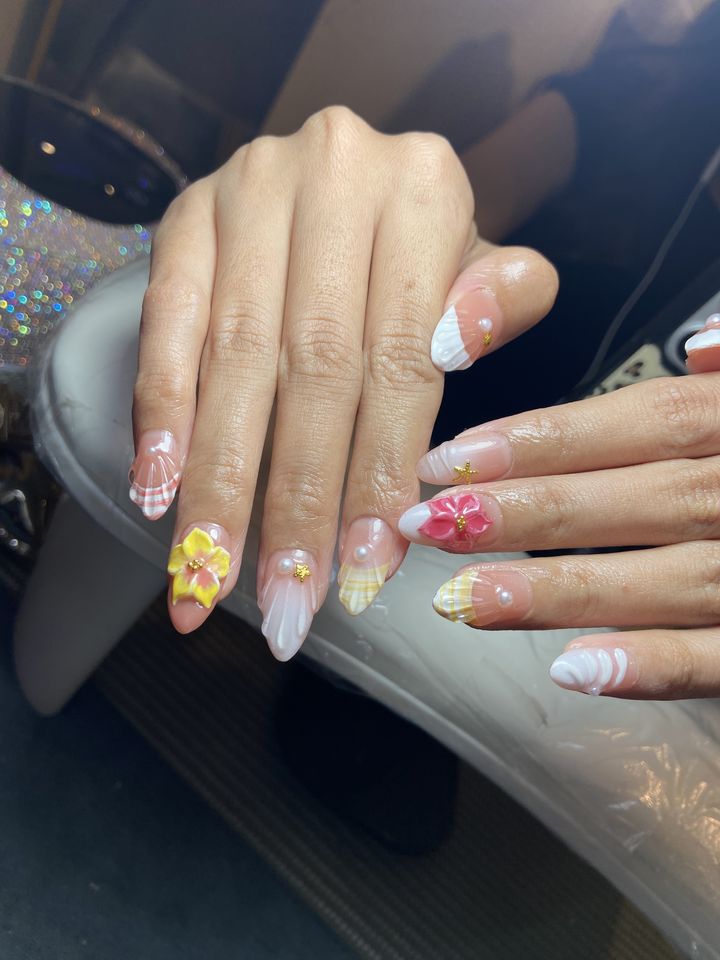 Nail art 3D bunga dan kerang, tampak dua tangan