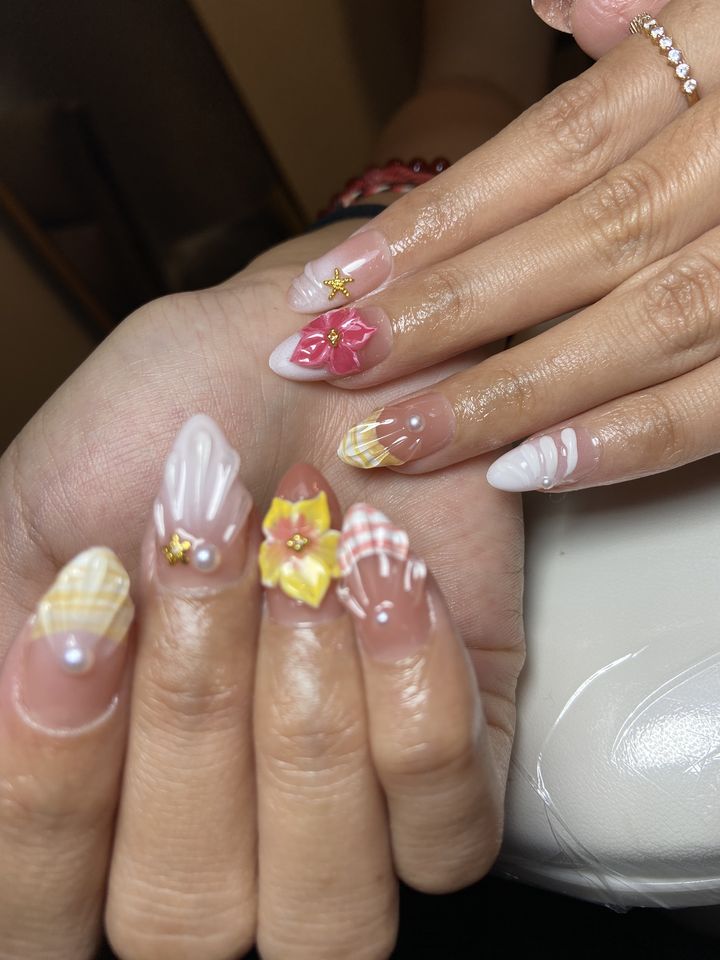Nail art 3D bunga merah muda dan kuning dengan kerang, tampak dekat