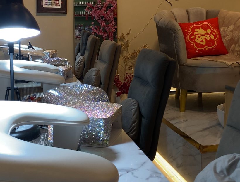 Meja manicure marmer dengan lampu kerja