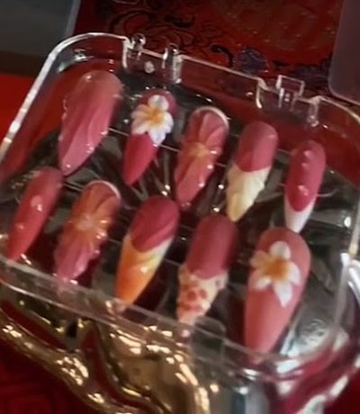 Satu set press-on nails buatan Coco Studio dalam kotak